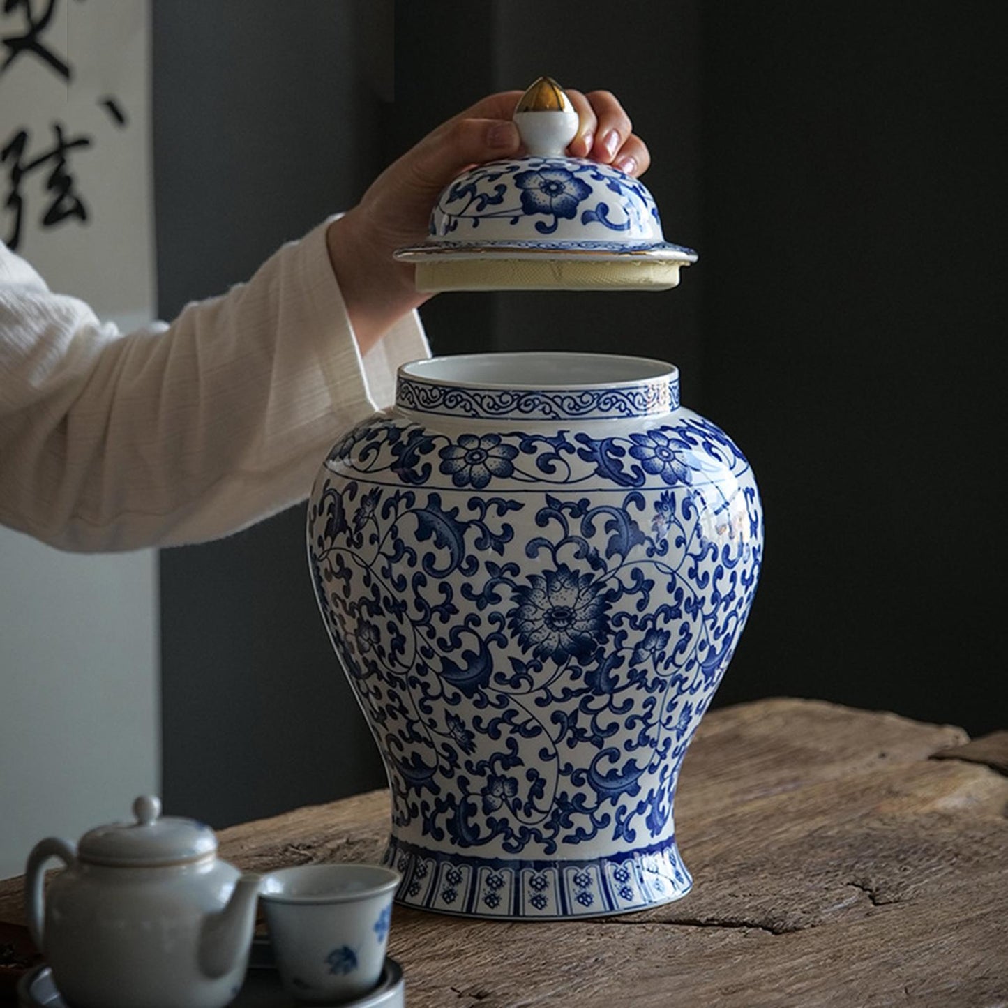 Decorative Porcelain Jar for Home Decoration