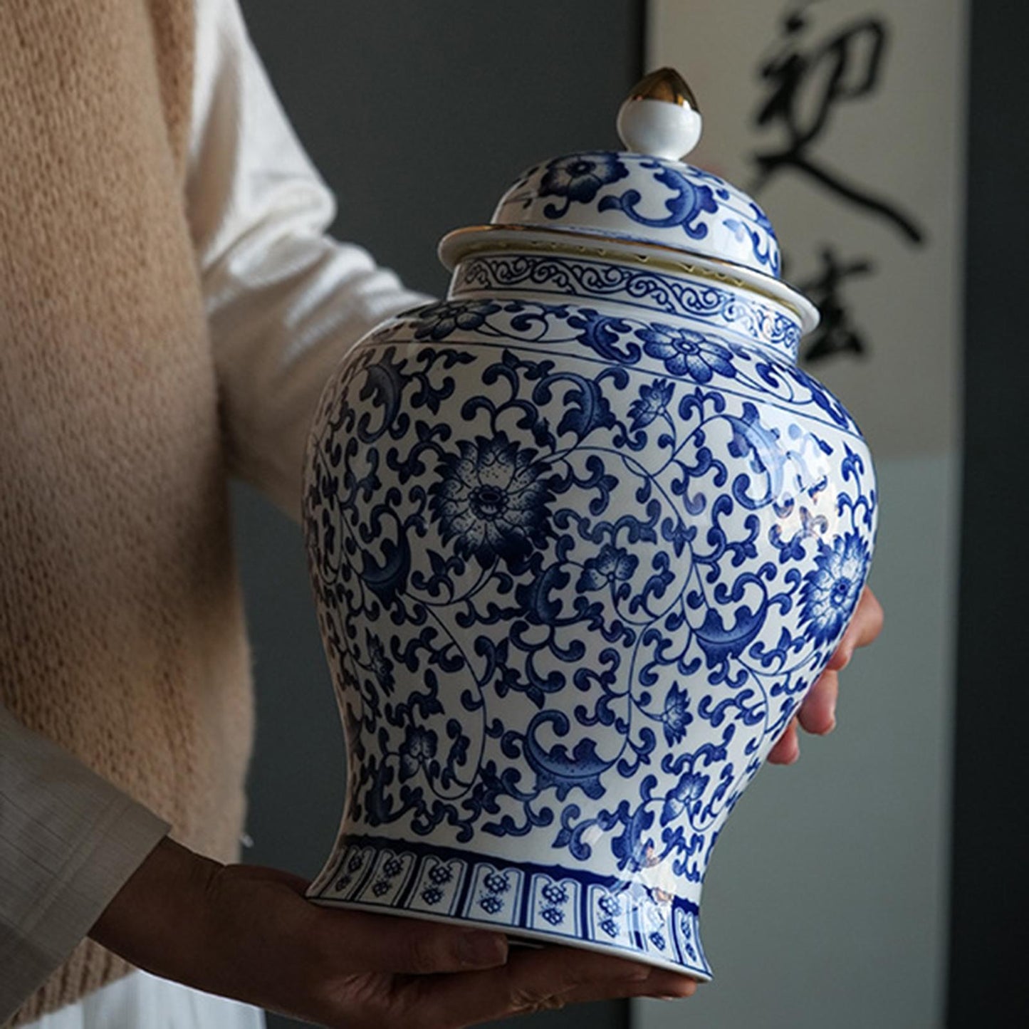 Decorative Porcelain Jar for Home Decoration